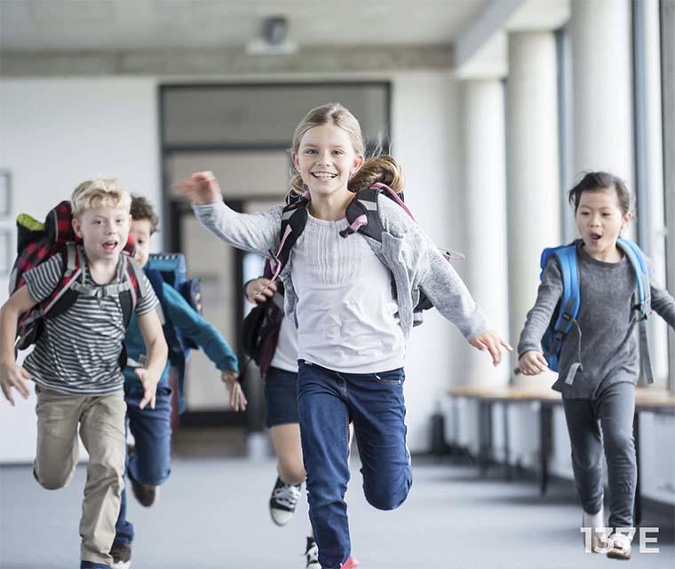 Leben mit ITP: Fröhliche Kinder laufen in der Schule