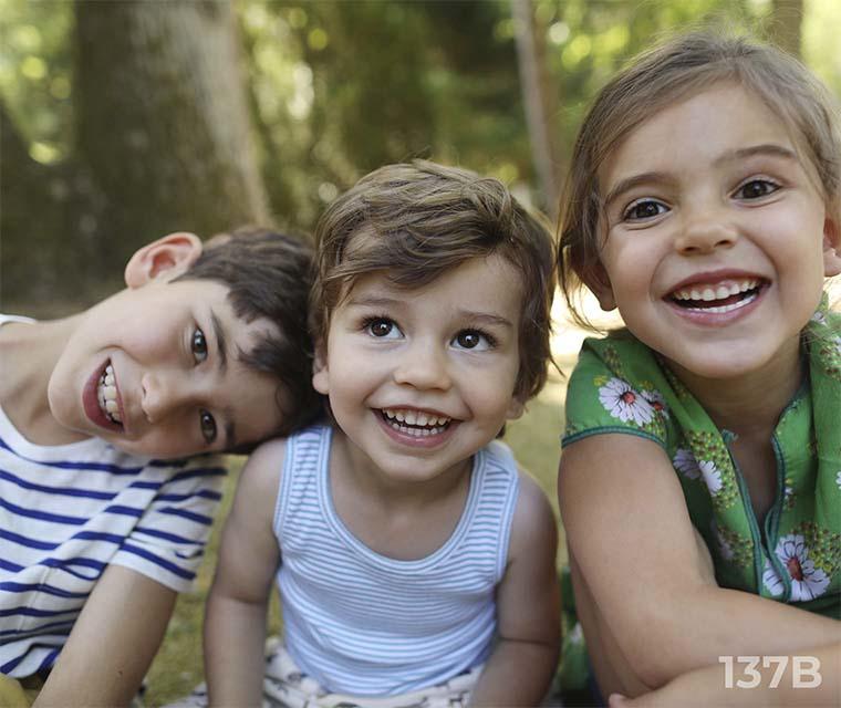 Leben mit ITP: Spielende Kinder lachen in die Kamera