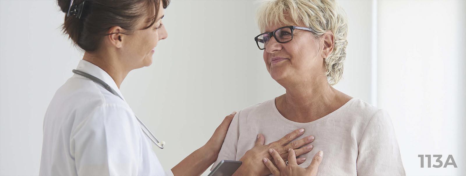 Leben mit ITP: Eine Ärztin erklärt einer Patientin den Verlauf der ITP