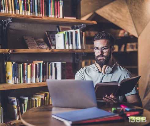 Leben mit ITP: Ein Mann stöbert an seinem Notebook nach Informationen Leben mit ITP: Ein Mann stöbert an seinem Notebook nach Informationen