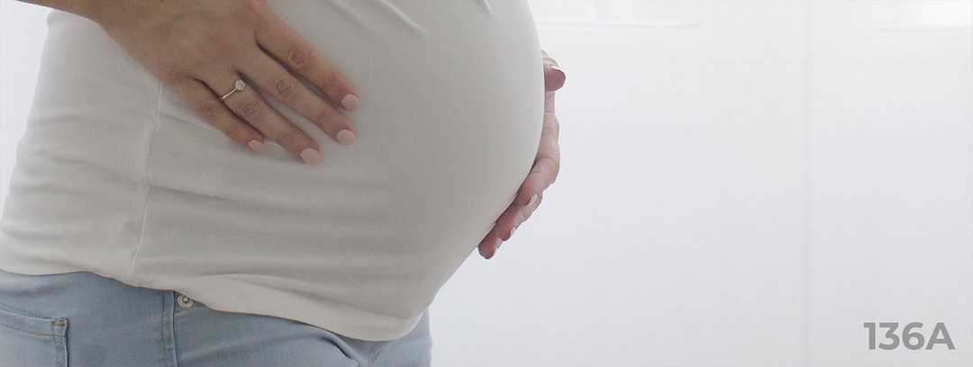 Leben mit ITP: Eine Schwangere hält ihren Bauch